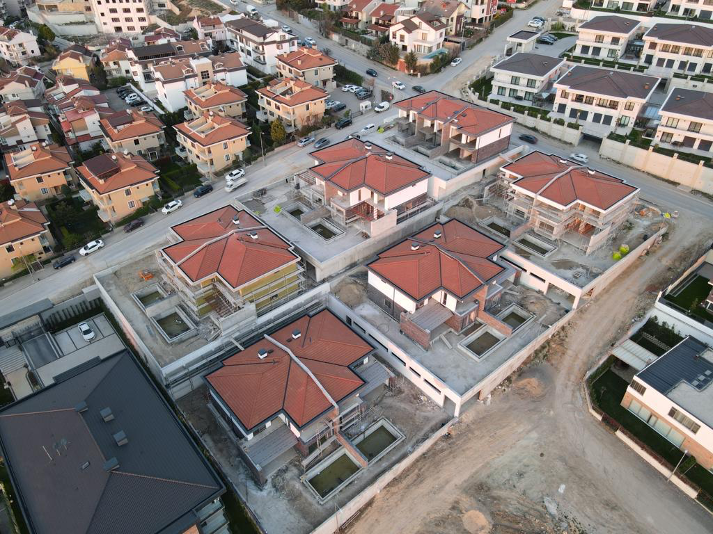 Devam eden konut inşaatı projesinin havadan görünümü